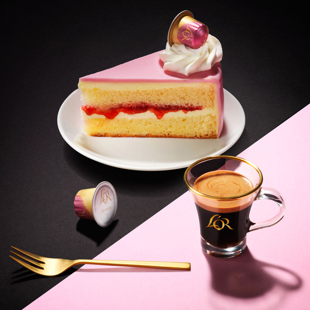 Drank fotografie van een stuk framboos taart met een kopje koffie van L'or gemaakt door Studio_m Fotografie Amsterdam