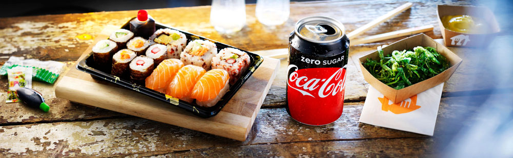 Food fotografie van sushi icm Coca-cola Zero blikje en een bak groente gemaakt door Studio_m Fotografie Amsterdam
