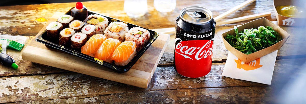 Food fotografie van sushi icm Coca-cola Zero blikje en een bak groente gemaakt door Studio_m Fotografie Amsterdam
