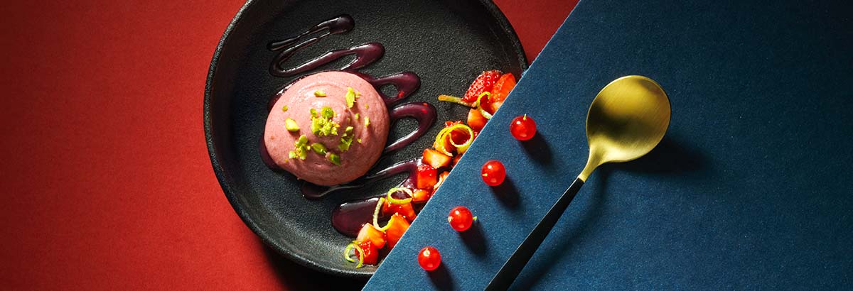Food culinaire fotografie van een bietenhummus met een lepel en aardbeien gemaakt door Studio_m Fotografie Amsterdam