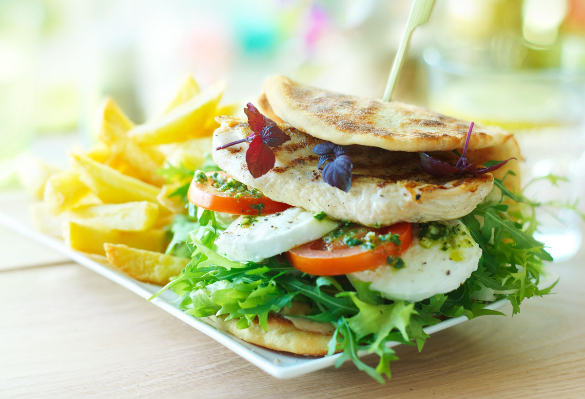Food culinaire fotografie van een sandwich kip mozzarella icm salade en friet gemaakt door Studio_m Fotografie Amsterdam