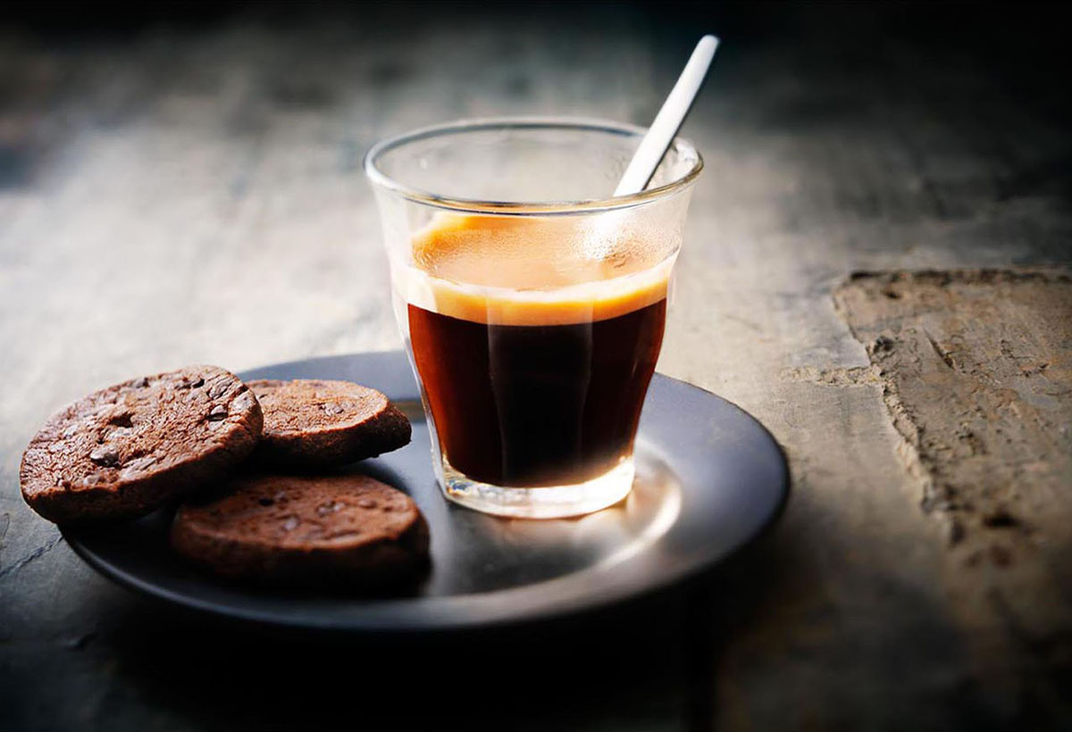 Drinks photography of a cup of coffee with cookies made by Studio_m Photography Amsterdam