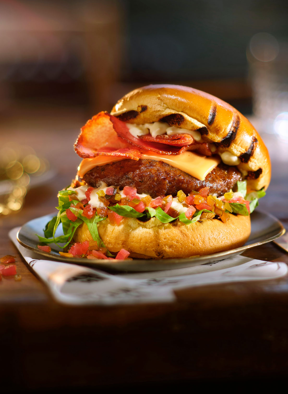Sfeer foto van hamburger door STUDIO_M food fotografen in Amsterdam