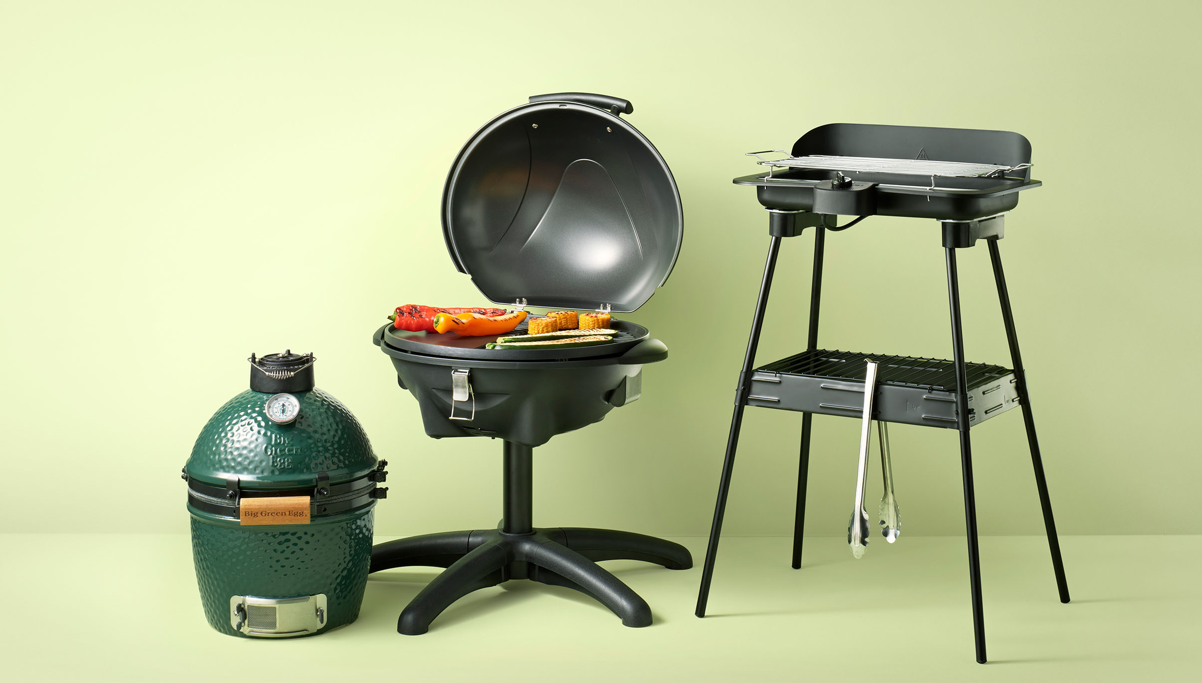 product foto van barbecues tegen een effen achtergrond, gemaakt door STUDIO_M fotografen t.b.v. blokkers website