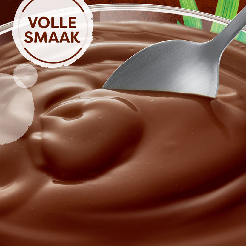 Chocolade vla verpakking detail van kom met lepel van linksboven.